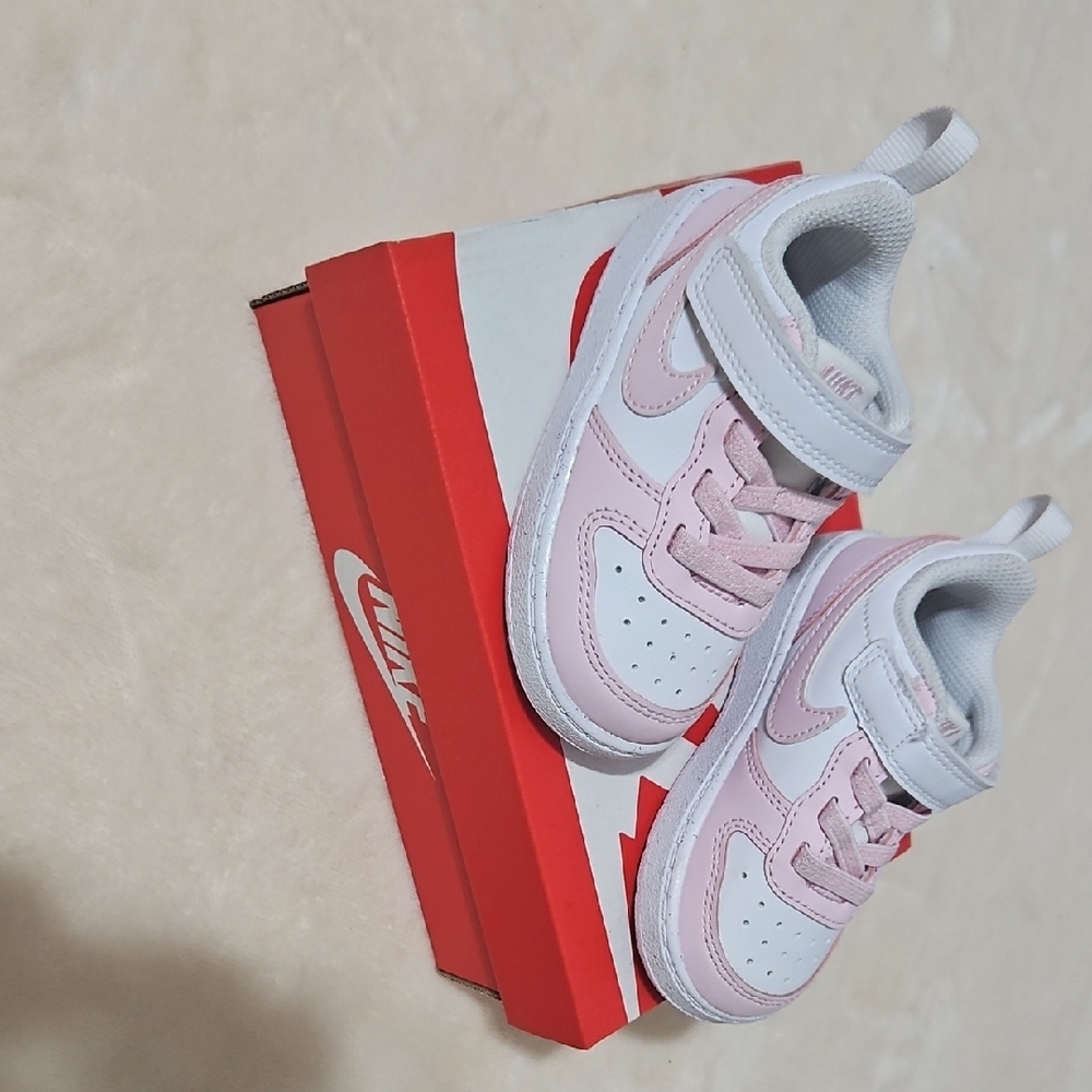 Nike Kids White and Light Pink Velcro Low-Top Sneakers